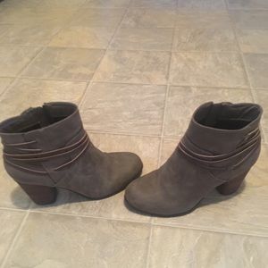 Madden Girl, ankle Boots, grey color.